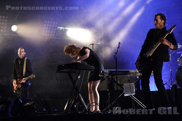 METRIC - 2005-08-14 - SAINT MALO - Fort de St Pere - Emily Haines - James Shaw - Joshua Winstead